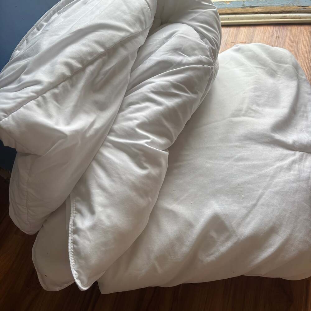 2 White Comforters (Twin + Queen)